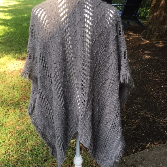 Cape, Sweater- Shawl - Picture 3 of 3